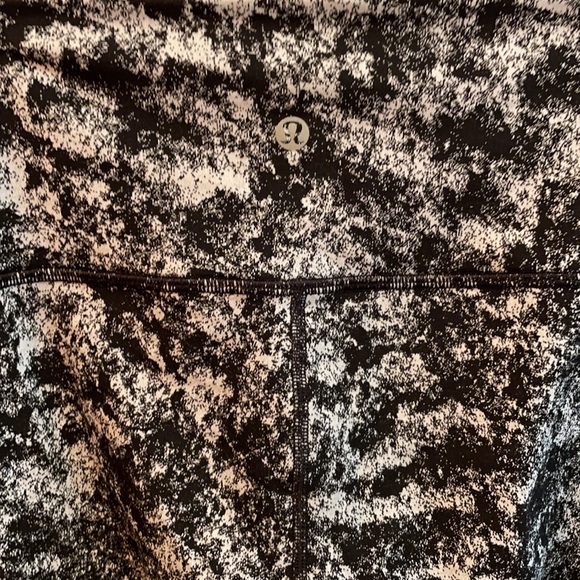 Lululemon leggings. Size 4. Tags off but barely worn. Great condition - Picture 3 of 4